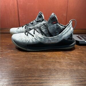 Under Armour Curry 5 International Smoke Shoes 3020657-108 Mens Size 12 Rare